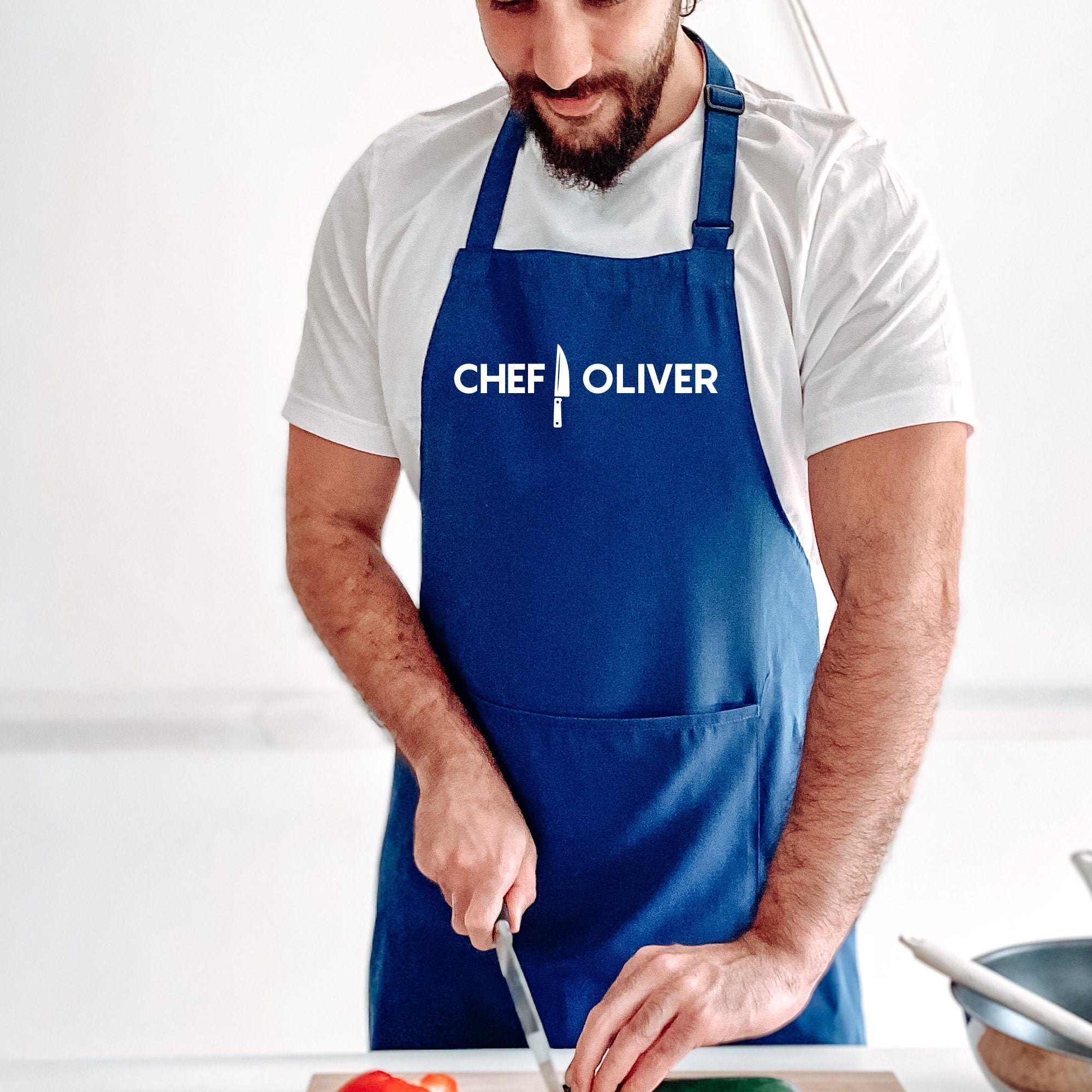 https://pomchick.com/cdn/shop/products/personalised-cooking-apron-for-men-kitchen-cooking-gift-for-him-chef-husband-fathers-day-bbq-gift-133921.jpg?v=1664515550