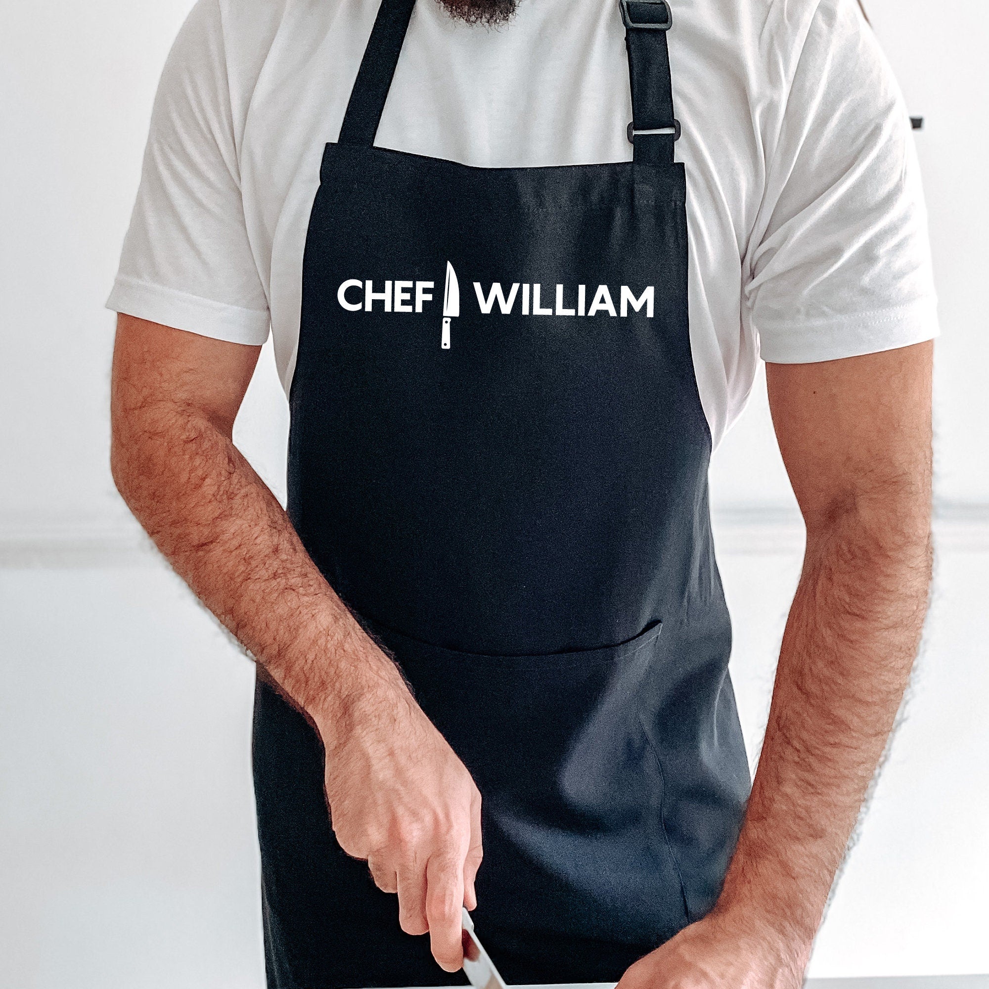 https://pomchick.com/cdn/shop/products/personalised-cooking-apron-for-men-kitchen-cooking-gift-for-him-chef-husband-fathers-day-bbq-gift-525376.jpg?v=1664515527